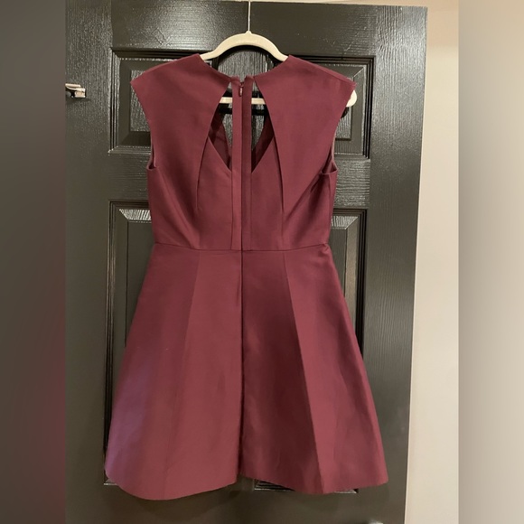 Halston Heritage burgundy sleeveless vneck dress size 4 - Picture 2 of 3